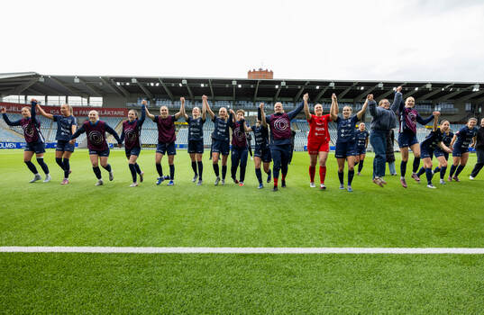 Eskilstuna United DFFs spelare jublar
