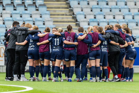 Eskilstuna United DFFs spelare jublar