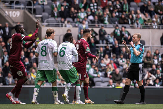 Hammarbys Ibrahima Breze Fofana och Domare Fredrik Klitte
