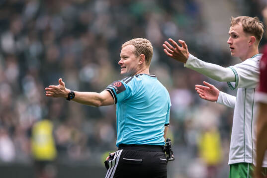Domare Fredrik Klitte och Hammarbys Victor Lind