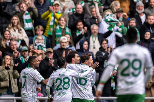 Hammarbys Montader Madjed jublar med lagkamrater