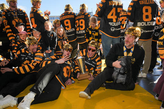 Skellefteås Andreas Johnson , målvakt Linus Söderström
