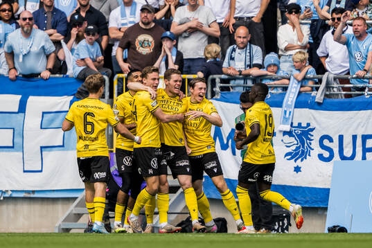 Mjällbys Jacob Bergström jublar med lagkamrater