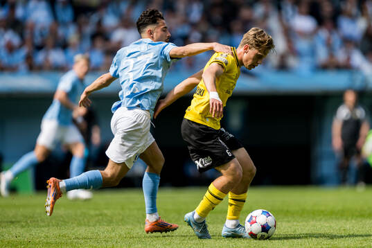 Malmö FFs Adrian Skogmar och Mjällbys Ludwig Malachowski