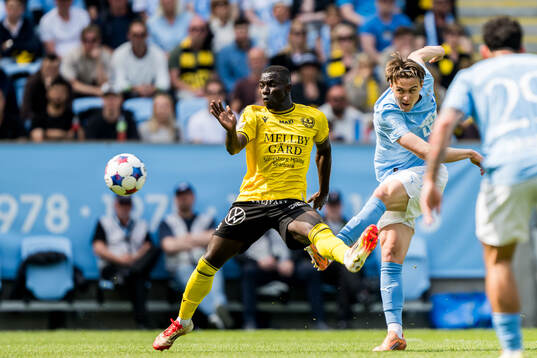 Mjällbys Abdoulie Manneh och Malmö FFs Oscar Sjöstrand