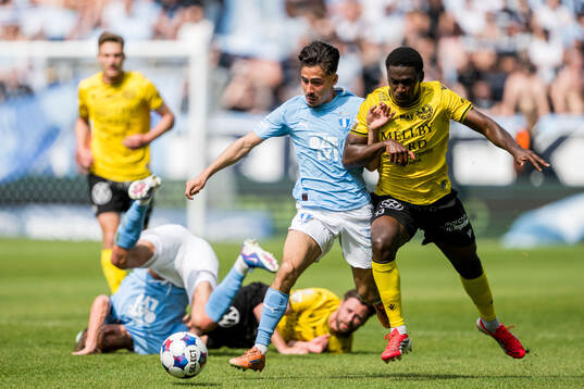 Malmö FFs Adrian Skogmar och Mjällbys Tony Miettinen