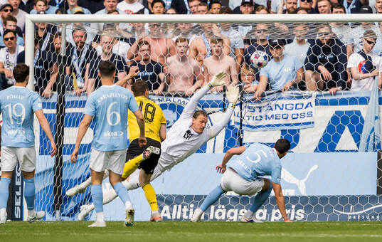 Mjällbys Jacob Bergström och Malmö FFs målvakt Johan
