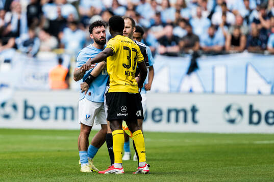 Malmö FFs Sead Haksabanovic och Mjällbys Tony Miettinen