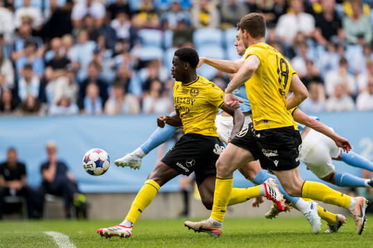 Malmö FFs Colin Rösler och Mjällbys Tony Miettinen