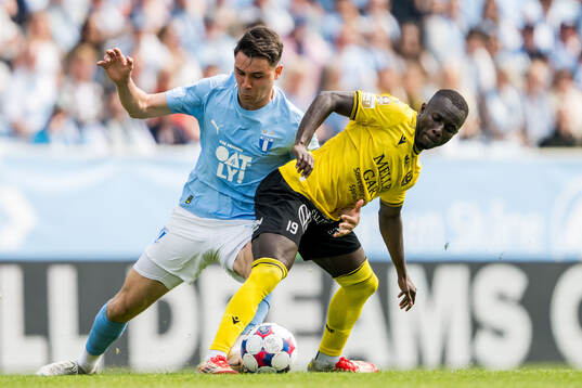 Malmö FFs Yanis Karabelyov och Mjällbys Abdoulie Manneh