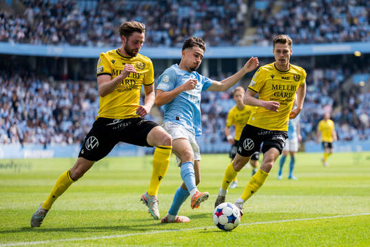 Mjällbys Axel Norén och Villiam Granath mot Malmö FFs