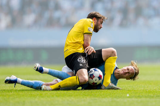 Mjällbys Axel Norén och Malmö FFs Erik Botheim