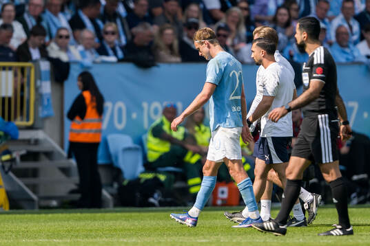 Malmö FFs Erik Botheim lämnar planen skadad
