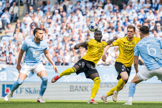 Mjällbys Abdoulie Manneh och Jacob Bergström mot Malmö