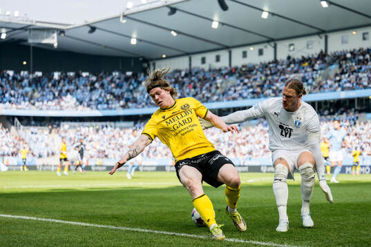 Mjällbys Max Nielsen och Malmö FFs målvakt Johan Dahlin