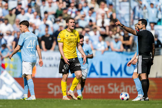 Mjällbys Jacob Bergström reagerar mot domare Mohammed