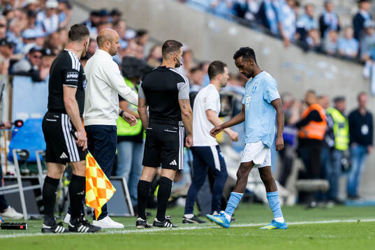 Malmö FFs Taha Ali lämnar planen skadad