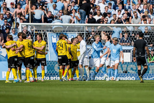 Malmö FFs målvakt Johan Dahlin, Daniel Gudjohnsen, Colin