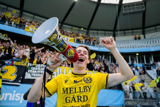 Mjällbys Elliot Stroud jublar