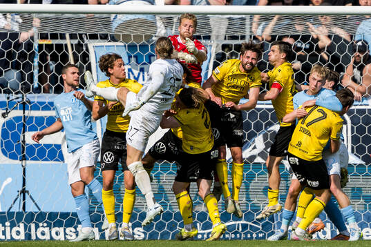 Malmö FFs målvakt Johan Dahlin och Mjällbys målvakt