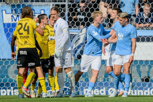 Irriterat mellan Mjällbys Jesper Gustavsson och Malmö FFs