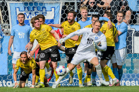 Mjällbys Max Nielsen och Axel Norén mot Malmö FFs