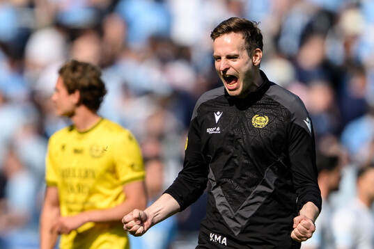 Mjällbys tränare Karl Marius Aksum jublar