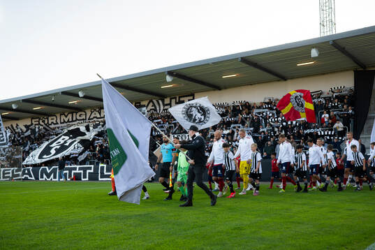 Landskronas och Östers spelare gör entré