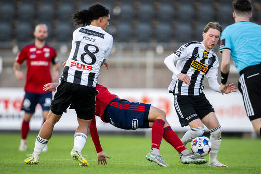 Landskronas André Alvarez Perez  fäller ner Östers Filip