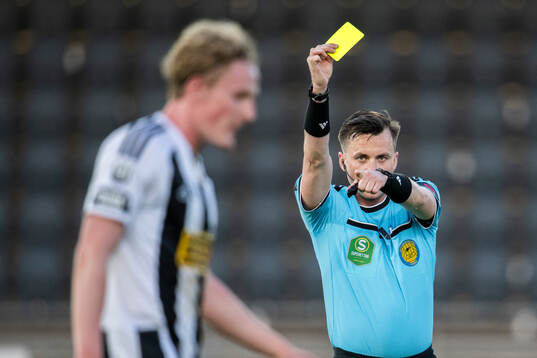 Domare Niclas Karlsson visar varning till Landskronas