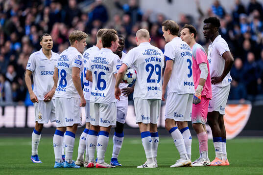 IFK Göteborgs spelare samlas i en ring