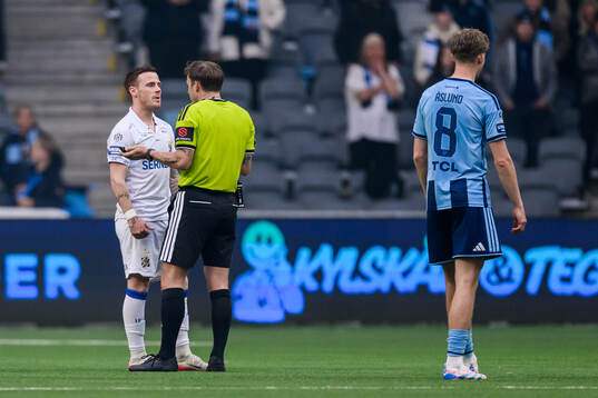 IFK Göteborgs Tobias Heintz och domare Kristoffer Karlsson