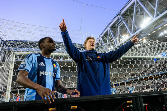 Djurgårdens Joel Asoro och Patric Åslund jublar