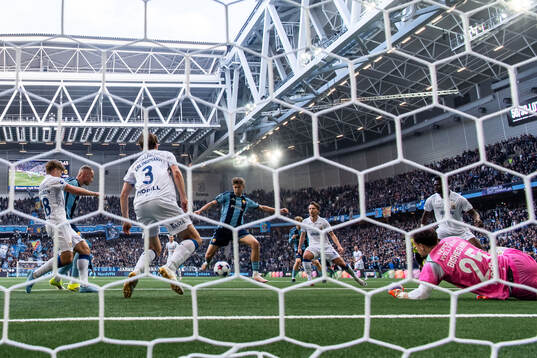 Djurgårdens Patric Åslund gör 2-0 bakom IFK Göteborgs