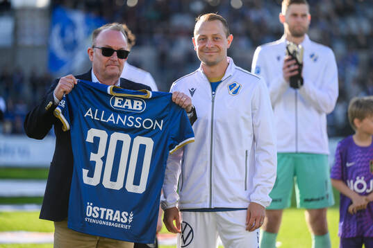 Halmstads ordförande Pelle Nilsson delar ut en matchtröja