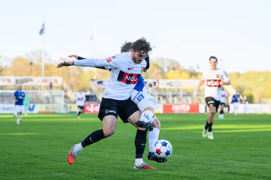 Brommapojkarnas Andreas Troelsen och Halmstads Otso Liimatta