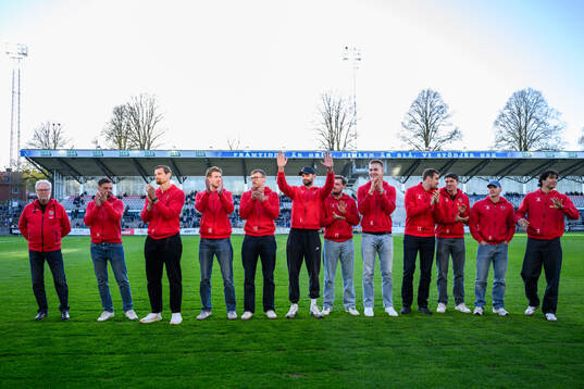 Hylte Halmstads volleybollag hyllar i halvtid