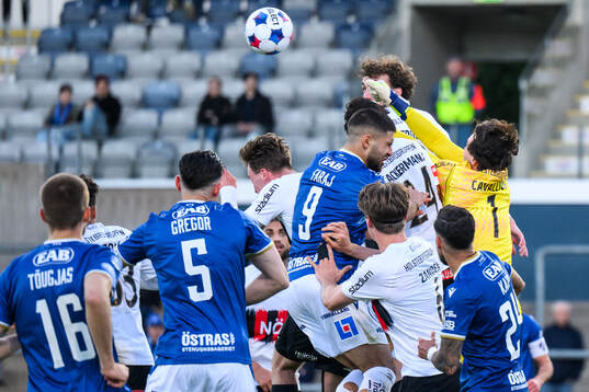 Halmstads Omar Faraj och Brommapojkarnas målvakt Leo