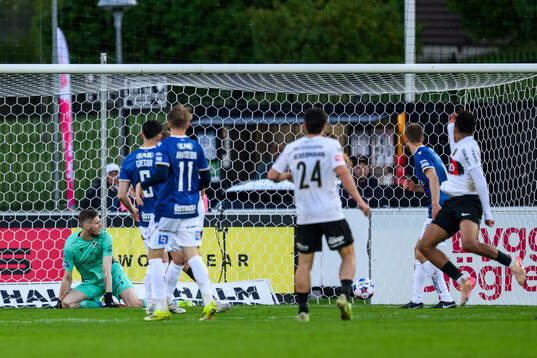 Halmstads målvakt Tim Rönning släpper in 0-1 av