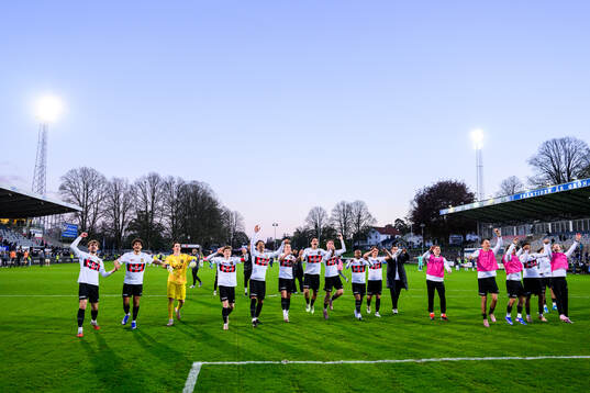 Brommapojkarnas spelare jublar
