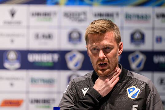 Halmstads tränare Johan Lindholm på presskonferensen