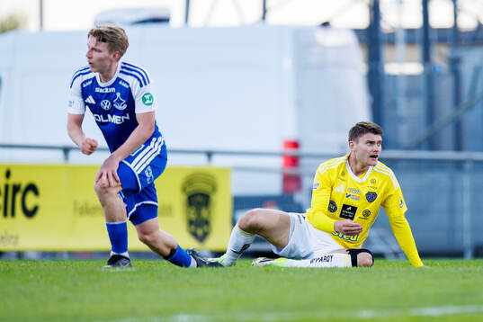 Falkenbergs Albin Andersson reagerar