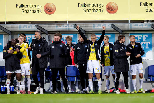 Falkenbergs spelare jublar vid slutsignalen