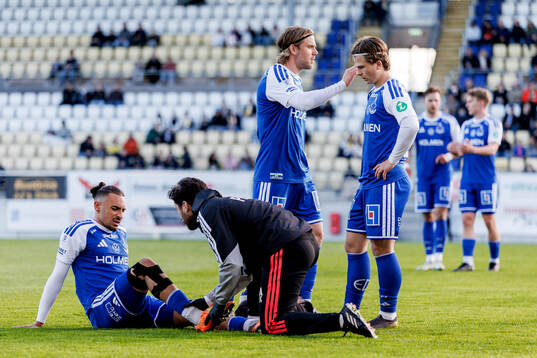 IFK Norrköpings Moutaz Neffati får behandling