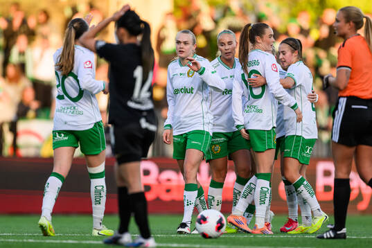 Hammarbys Elin Sørum jublar med lagkamrater