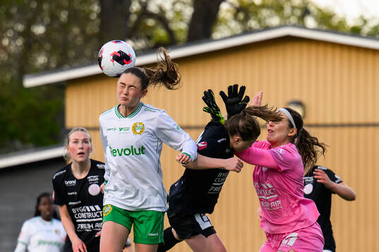 Hammarbys Svea Rehnberg och IK Uppsalas Ebba Ronquist och