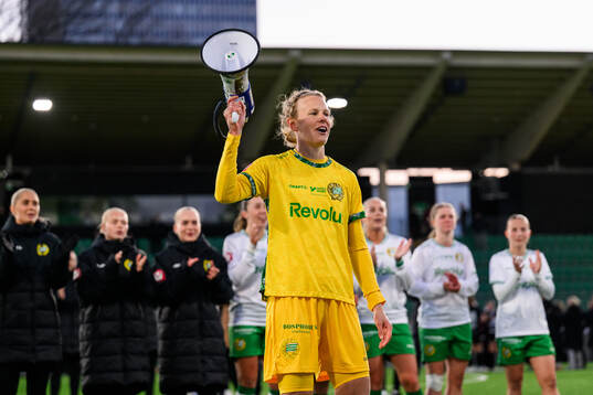 Hammarbys målvakt Cajsa Andersson jublar