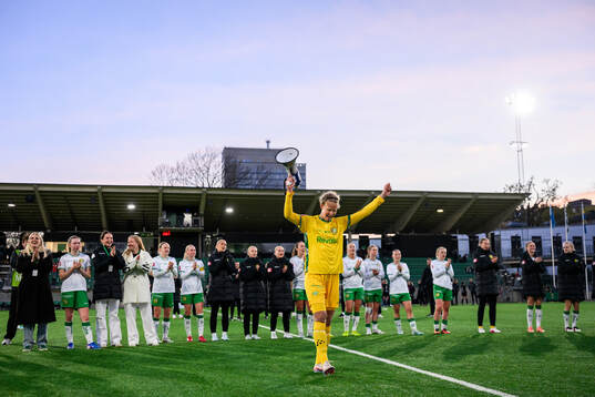 Hammarbys målvakt Cajsa Andersson jublar
