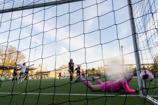 Hammarbys Vilde Hasund jublar medan IK Uppsalas Thindra