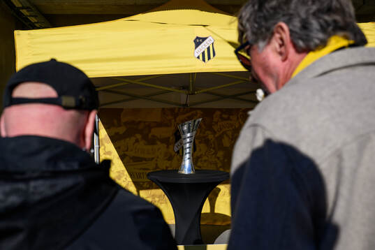 Åskådare tittar på Europa Cup-pokalen